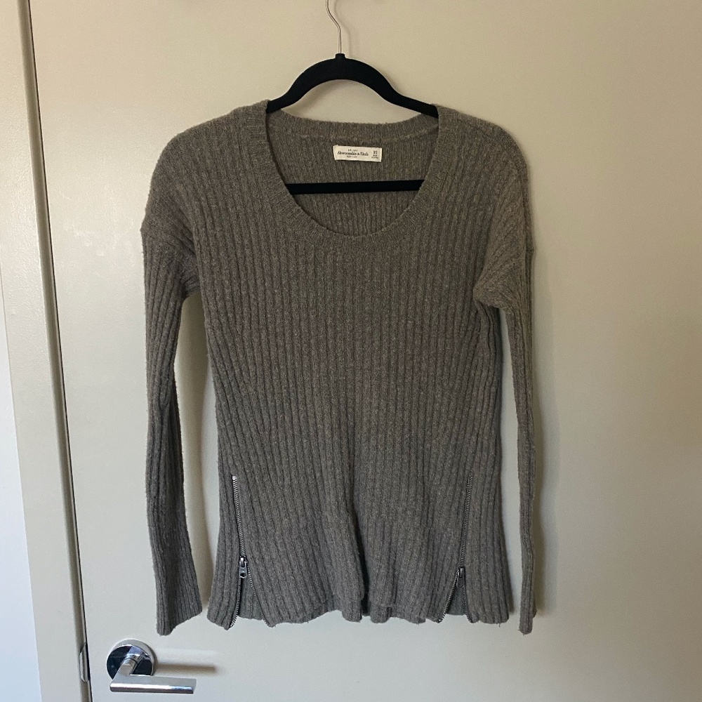 ABERCROMBIE & FITCH WOMENS SWEATER